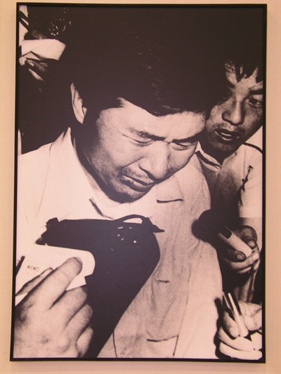 김대중은 1973년 8월 박정희 중앙정보부에 의해 일본 동경에서 납치되어 토막살해, 수장의 위기를 넘기고 5일만에 동교동 자택으로 생환했다. 납치에서 풀려난 후 가진 기자회견에서 절박했던 순간들을 떠올리며 눈물을 흘리고 있다.
