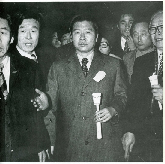 1976년 3월 1일 명동성당에서 3.1민주구국선언을 발표하고 촛불시위를 하고 있다. 이 사건으로 구속된 김대중은 2년 10개월 동안 감옥에 갇힌다.