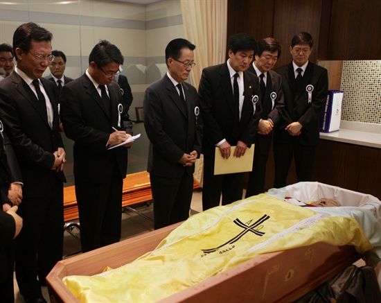 김대중 대통령은 2009년 8월 18일 서거했다. 입관식에서 비서진들이 마지막 보고를 하고 있다.