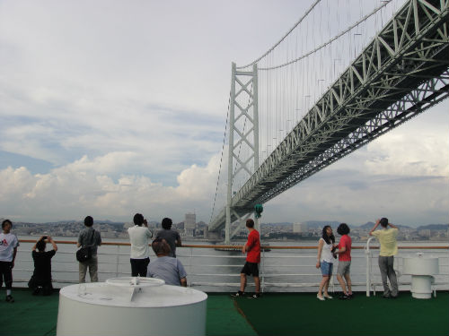 　　팬스타 배가 일본 세토나이카이(？？？海)를 항해할 때 통과하는 아카시(明石) 대교입니다. 이 다리는 길이가 3.9 킬로미터가 조금 넘습니다.