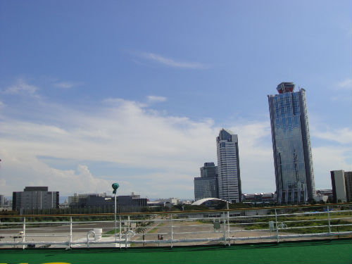 　　팬스타 배 갑판에서 본 오사카 남항 국제터미널이 있는 사키시마(？洲), 코스모스퀘어 모습니다. 높은 건물은 오사카 무역센터 건물(높이 256 미터)로 일본 경기가 좋을 때 이곳에 인공섬을 만들고 지은 것입니다. 이제 애물단지가 되어 오사카부가 청사 건물로 사용하려고 했으나 내진 설계에 문제가 있다고 합니다.