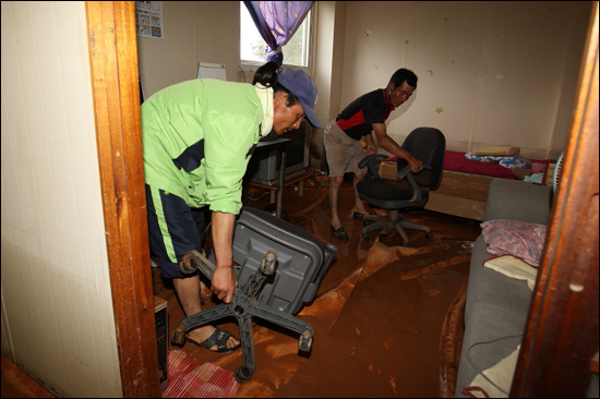 충남 태안 소원면의 한 가정집이 이번 집중호우로 침수됐다. 사진은 침수된 주택의 가구를 정리하는 모습. (자료사진)