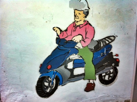 오토바이를 타고 달리시는 할아버지 벽화