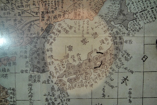 선생이 일본에까지 가서 구해 온 지도에는 동해가 조선해라고 표기가 되어있다