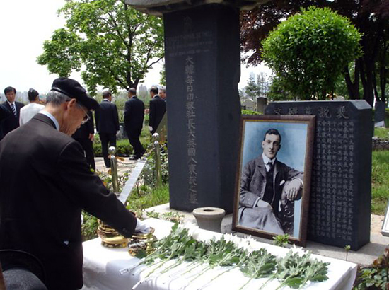 베델 선생 99주기를 맞아 지난 2008년 5월 1일 마포구 양화진에 있는 외국인묘지 내 선생의 묘소에서 참배객들이 헌화하고 있다.