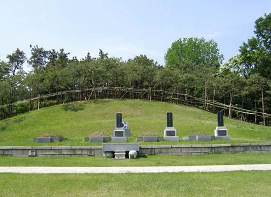 용산구 효창원에 있는 '3의사 묘역'은 해방후 환국한 백범 김구 선생이 조성한 것으로 윤봉길·이봉창·백정기 의사의 유해가 안장돼 있다. 비석이 없는 왼쪽 끝은 안중근 의사의 가묘.  