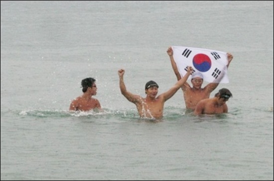  15일 오전 7시 30분 독도 접안에 성공한 김장훈 8.15 독도 수영 횡단 팀.