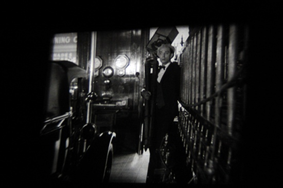  영화 <카매라맨>은 거리 스냅 사진가 버스터가 MGM 뉴스릴 사무실에서 일하는 여인을 짝사랑하면서 생긴 에피소드를 다루고 있다.