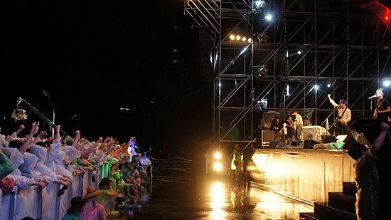  홍대의 떠오르는 스타이자 탑 밴드2(KBS)에 출연해 인기를 모은 밴드 칵스(THE KOXX)가 빗속에서 공연을 펼치고 있다.