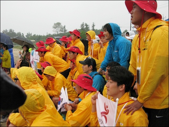  13일 오전 경상북도 울진군 죽변항에서 출정식을 가진 독도 수영 횡단 프로젝트 팀