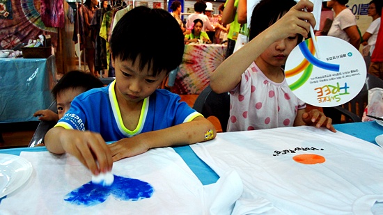  나만의 티셔츠를 만드는 데 열중하는 아이들. ⓒ 박다영

