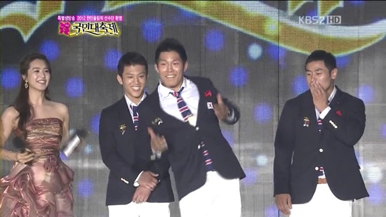  (왼쪽부터) 조준호, 김재범, 송대남 선수가 무대 위에서 춤을 추고 있다. 