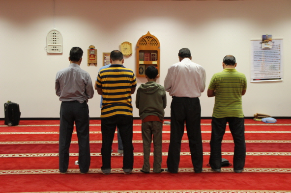 도하공항 기도실에서 기도를 드리는 이슬람교도들