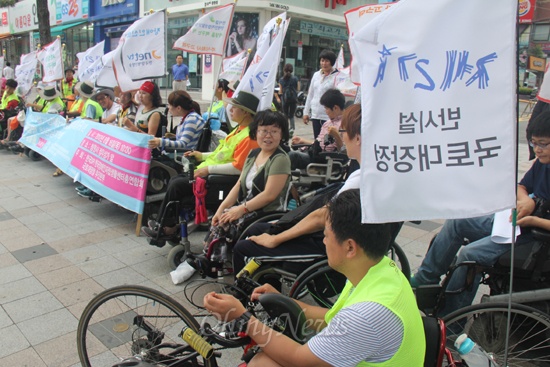  한국장애인연맹(DPI)과 한국장애인자립생활센터총연합회는 지난 13일 부산을 출발해 국토대장정에 나섰는데, 16일 오전 창원 정우상가 앞에서 ‘경남 결의대회’를 가졌다. 
