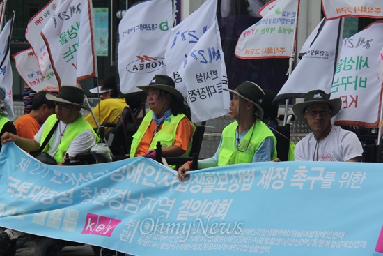  한국장애인연맹(DPI)과 한국장애인자립생활센터총연합회는 지난 13일 부산을 출발해 국토대장정에 나섰는데, 16일 오전 창원 정우상가 앞에서 ‘경남 결의대회’를 가졌다. 
