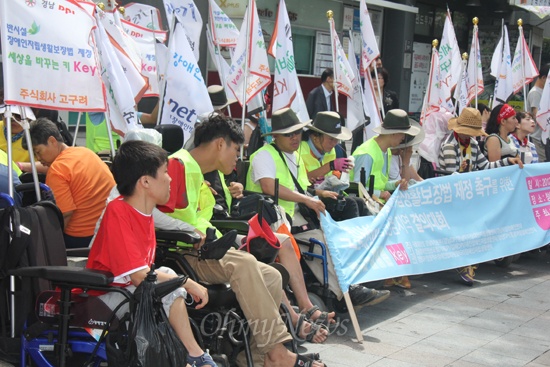 한국장애인연맹(DPI)과 한국장애인자립생활센터총연합회는 지난 13일 부산을 출발해 국토대장정에 나섰는데, 16일 오전 창원 정우상가 앞에서 ‘경남 결의대회’를 가졌다. 
