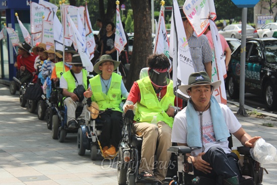 한국장애인연맹(DPI)과 한국장애인자립생활센터총연합회는 지난 13일 부산을 출발해 국토대장정에 나섰는데, 16일 오전 창원 정우상가 앞에서 ‘경남 결의대회’를 가졌다. 
