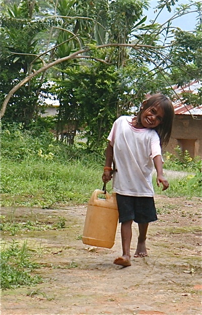 5L 물통에 식수를 담아 맨발로 2시간 산길을 걸어 집에 돌아오는 동티모르 아수마노 마을 아이.