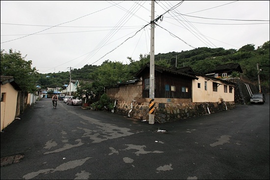  삼랑진역을 나와 새마을금고 뒤 골목으로 가면 옛 철도관사 건물들을 볼 수 있다.