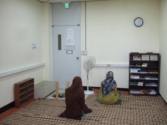 학교에 마련된 기도실에서 무슬림 여대생들이 예배를 드리고 있다.