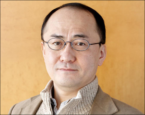 일본 작가 기시 유스케가 일본 장기를 주춧돌로 삼은 독특한 소설 <다크 존>(한성례 옮김, 씨엘북스) 한국어판을 펴내고 저자 사인회와 독자와의 대화를 갖는다
