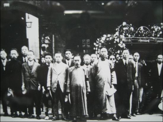 1923년 김인전 목사 장례식 사진입니다. 이 사진을 소개한 이유는 이분들 중에 이동년, 여운형,조소앙,김구, 이시영, 안창호 선생등 상해 임시정부 요인들이 있다는 것입니다. 눈썰미가 좋으신 분들은 한 번 찾아보시기 바랍니다. 