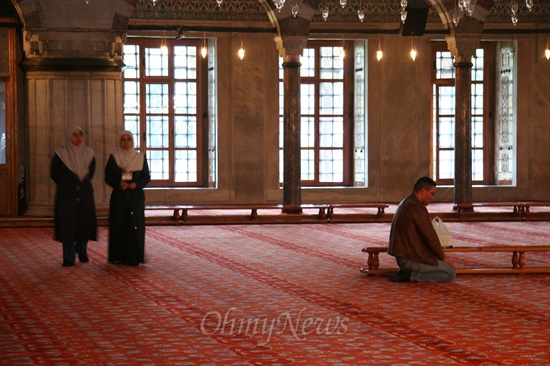 터키 이스탄불 블루모스크 사원을 찾아 기도하는 무슬림