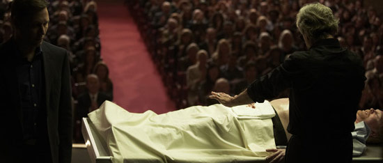 사이먼 실버 뉴욕공연장에서 심령술을 펼쳐보이는 사이먼 실버(로버트 드 니로) 죽어가는 사람을 살리는 장면이다. 