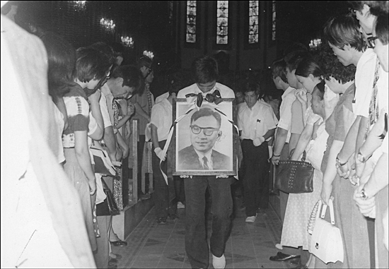 1975년 8월 22일 서울 명동성당에서 열린 장준하 선생 장례식에서 아들 장호준 목사가 고인의 영정을 들고 발걸음을 옮기고 있다. 이해학 목사는 그 뒤의 맨앞에서 고인을 운구했다.