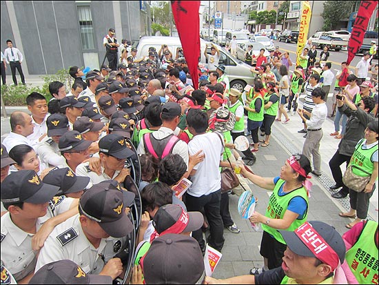 지난 8월 19일 오후 홈플러스 합정점 인근 전통시장 상인들이 홈플러스 접근을 시도하다 경찰과 몸싸움을 벌이고 있다. 