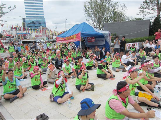 19일 오후 서울 마포구 합정동 메세나폴리스 앞에서 집회를 연 전통시장 상인들은 홈플러스의 입점은 대형 유통자본의 탐욕이라고 규탄했다. 