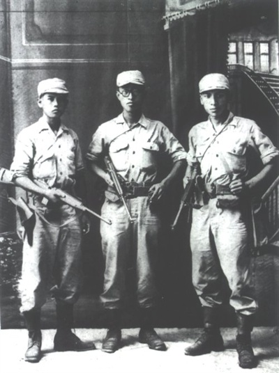 1945년 8월 국내 진공작전을 위해 미군 OSS 특수훈련을 마치고 산동성(山東省) 유현(維懸)의 어느 사진관에서 찍었다. 오른쪽부터 장준하, 김준엽 전 고려대 총장, 노능서 선생이다.