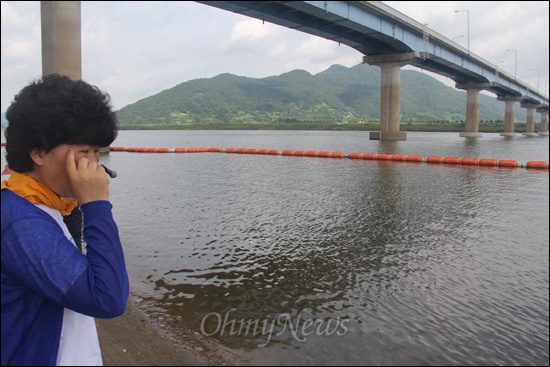 임희자 마산창원진해환경운동연합 사무국장이 19일 낙동강 본포교 아래를 살펴보고 있는데, 이날 녹조 현상은 보이지 않았다.