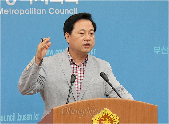 20일 오전 부산시의회를 찾은 김두관 민주통합당 대선 경선후보가 기자간담회에서 발언하고 있다. 