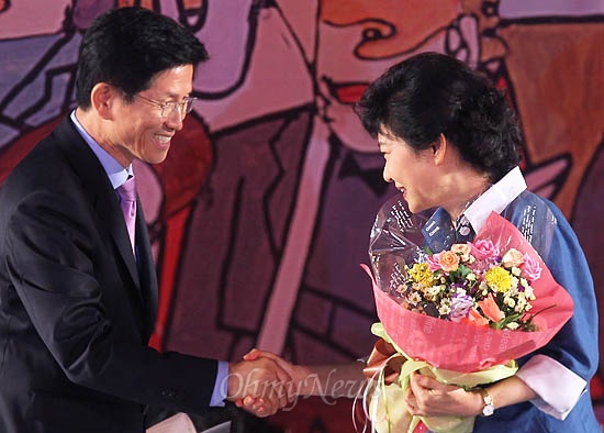 20일 새누리당 전당대회에서 대통령 후보자로 선출된 박근혜 후보가 김문수 후보의 축하인사를 받고 있다. 
