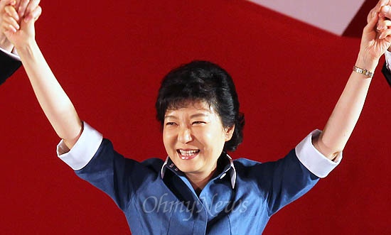 지난 20일 새누리당 전당대회에서 대통령 후보자로 선출된 박근혜 후보가 손을 들어 인사하고 있다.