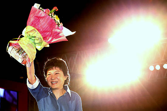 지난 2012년 8월 20일, 새누리당 전당대회에서 대통령 후보자로 선출된 박근혜 후보가 당원들을 향해 인사하고 있다.