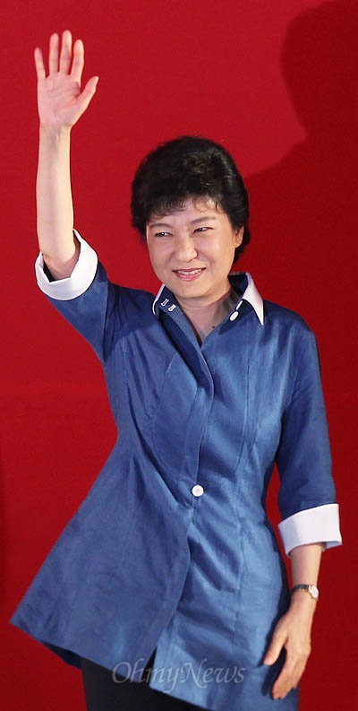 8월 20일 새누리당 전당대회에서 대통령 후보자로 선출된 박근혜 후보가 손을 들어 인사하고 있다.