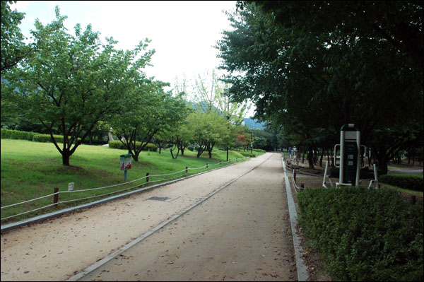 김해 연지공원 내 체육시설.