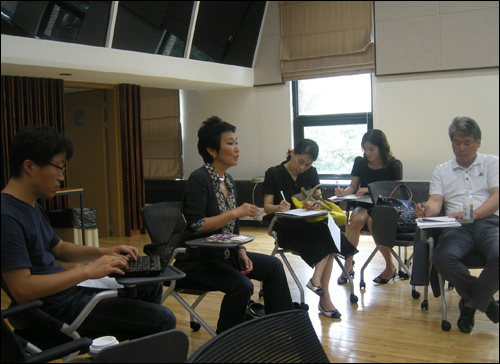 동숭동 예술가의 집에서 기자들과 일문일답을 하는 김승덕 커미셔너 
