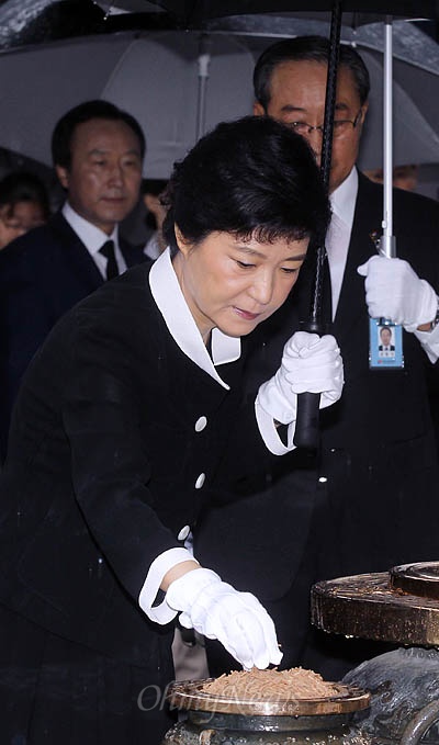 박근혜 새누리당 대통령후보가 21일 오전 서울 동작구 국립현충원을 찾아 분향하고 있다.