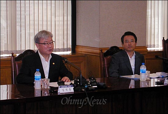 김석동 금융위원장이 21일 오후 2시 명동 은행회관에서 열린 금융지주회사 회장 간담회에서 모두발언을 하고 있다. 