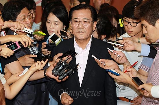 박준영 민주통합당 대선 예비후보가 21일 오후 서울 여의도 국회 정론관에서 기자회견을 열고 사퇴 의사를 밝힌뒤 취재기자들의 질문에 답하고 있다.