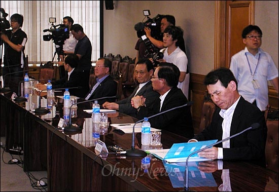21일 오후 2시 명동 은행회관에서 김석동 금융위원장 주재로 열린 간담회에서 금융지주회사 회장들이 굳은 표정으로 자리에 앉아있다. 