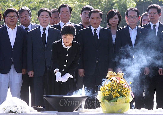 박근혜 새누리당 대통령후보가 8월 21일 경남 김해 봉하마을 노무현 전 대통령 묘역을 찾아 분향하고 있다.