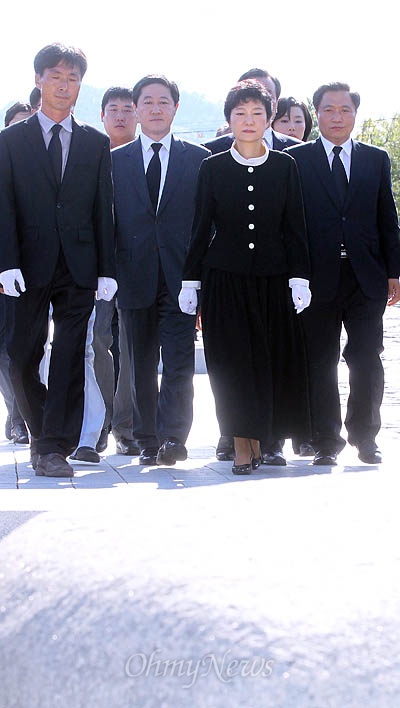 21일 경남 김해 봉하마을을 방문한 박근혜 새누리당 대통령후보가 노무현 전 대통령 묘역을 참배하고 있다. 