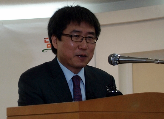 장하준 캠브리지대 교수가 21일 서울 정동 대한성공회서울주교좌성당에서 열린 강연을 하고 있다.
