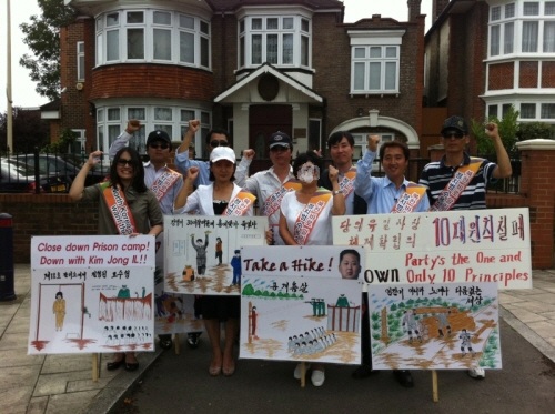 영국에 거주하는 탈북자들이 영국주재 북한대사관앞에서 북한인권개선을 요구하며 시위를 벌이고 있다. 