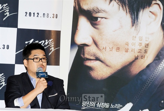  21일 오후 서울 코엑스 메가박스에서 열린 영화<공모자들>시사회에서 김홍선 감독이 기자들의 질문에 답하고 있다.