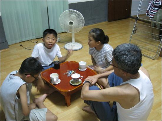  막둥이는 방과후 축구보다는 축구공을 사줄 것을 아빠와 엄마에게 강하게 요구했습니다.